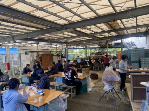 長寿薬草生産組合の工場メンバーで牛汁をいただきました