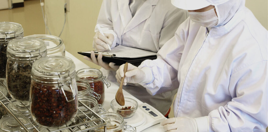 農事組合法人 沖縄長寿薬草生産組合は「安心と品質を支える、最新設備の自社工場」で製造しています。